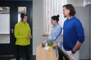Jessica (Katharina Hadem, l.) alarmiert Sina (Valea Scalabrino) besorgt wegen Tobias. Rechts David (Diego Carlos Seyfarth)
