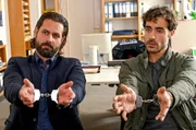 Pipo (Adam Bousdoukos, li.) und Luca (Giovanni Funiati) beharren darauf, dass sie vollkommen unschuldig in den Fokus der Aschberger Polizei geraten sind.