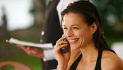 Lisa (Suzan Anbeh) hat es geschafft: Sie ist einmal quer durch den See geschwommen und telefoniert nun mit ihrer Mutter.