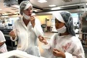 Was gibt es Besseres, als eine kalte, cremige, fruchtige Erfrischung in der Waffel! Doch woher kommen eigentlich die Zutaten für Eis? Was ist drin? Wie wird’s gemacht? Und für alle, die eine Eiswaffel zuhause backen wollen: Felix zeigt, wie das mit wenig Aufwand geht. - Hinter den Kulissen einer Eismanufaktur.