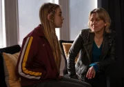 Morgan Strandhed (Silvie Furneaux, l.) lässt sich zu ihrer ersten Therapiesitzung beim Psychiater von ihrer Mutter Annika Strandhed (Nicola Walker, r.) ins Wartezimmer begleiten.