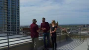 Nick Karnaze (m.) und Sarah Cruddas (r.) treffen sich mit Rick Doty (l.), um über die UFO-Vertuschung durch die Regierung zu sprechen