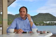 Hubert Kirchleitner (Bernhard Ulrich) ruft voller Enthuiasmus Maria an.
