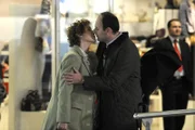 Maria und Hubert versöhnen sich vor seiner Auszeit in Spanien. Von links: Maria (Daniela März) und Hubert Kirchleitner (Bernhard Ulrich).