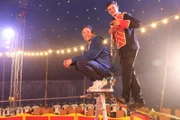 Tobis (li.) Herausforderer: Zirkus-Artist Jason (re.). Und der hat für Tobi eine zirkusreife Herausforderung: Tobi muss in fast zwei Meter Höhe über ein acht Meter langes Stahlseil balancieren.