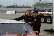 Farmtruck und Azn bereiten sich auf das Autocross-Rennen auf dem Fontana Auto Club Speedway vor.