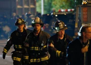 Chicago Fire Zwei Familien - Two Families Staffel 1, Episode 7 Im Einsatz: Taylor Kinnes als Kelly Severide (vorne)