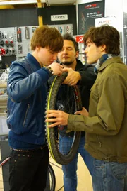 GRIPS Mathe - Unterricht zum Anfassen beim Ausmessen des Kreisumfangs im Bike-Shop.