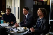 Müssen einen neuen Mordfall aufklären, bevor es noch mehr Opfer gibt: Reid (Matthew Gray Gubler, r.), Hotch (Thomas Gibson, M.) und Rossi (Joe Mantegna, l.) ...