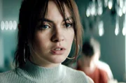 Nach und nach erkennt Kim (Emma Drogunova), dass Attila ihr gemeinsames Leben auf Schulden aufgebaut hat. Nun liegt es an ihr, Geld zu beschaffen.