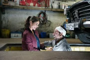 Marlene (Susan Hoecke) versucht den Werkstattbesitzer Erdal (Serkan Cetinkaya) mit ihren weiblichen Reizen zu besänftigen.