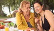 Lisa (Suzan Anbeh, r) zeigt ihrer Mutter Elke (Gaby Dohm) die lange Strecke, die sie schwimmend zurückgelegt hat.