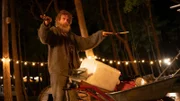 Schriftsteller Nikolai (Alexander Scheer) hat im Camp der Plünderer eine neue Aufgabe als Allein-Unterhalter.