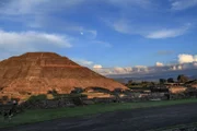 Die Sonnenpyramide ist mit 63 Metern Höhe und einer Grundfläche von 225 x 225 Metern die drittgrößte Pyramide der Welt.