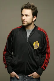 (3. Staffel) - Charlie Kelly (Charlie Day) ist ebenfalls Mitbesitzer des Paddy's und seit seiner Kindheit mit Mac befreundet ...