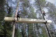 In Norwegen tut sich Pete mit Frode Schei, einem lokalen Designer, zusammen und baut im Abenteuerpark Klatrepark eine Hütte mit atemberaubendem Blick auf einen See.