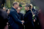 Paul Schellack (Johann von Bülow) überbringt Esra Filipovic (Anica Dobra) sein herzliches Beileid.