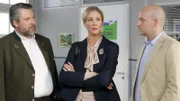 Noch bestreitet Henriette Pfister (Anja Karmanski, M.), ein Verhältnis mit dem Opfer gehabt zu haben. Können Stadler (Dieter Fischer, l.) und Loibl (Stephan Zinner, r.) ihr das Gegenteil beweisen?