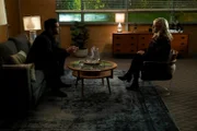 Lucifer Morningstar (Tom Ellis, l.); Linda Martin (Rachael Harris, r.)