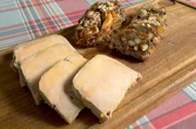 In Niedermorschwihr bereitet Bruno eine elsässische Spezialität zu: Früchtebrot – ein süßes, dunkles Brot mit eingebackenem Dörrobst und kandierten Früchten.