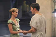Nachdem Hotch (Thomas Gibson, r.) niedergestochen wurde, kämpft er um sein Leben und hat dabei Visionen von seiner verstorbenen Ehefrau Haley (Meredith Monroe, l.) ...