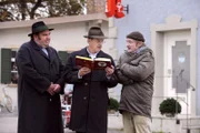 Schattenhofer wirft zunächst einen skeptischen Blick in Pfarrer Neuners Gedichtband. Von links: Pfarrer Neuner (Peter Rappenglück), Lorenz Schattenhofer (Werner Rom), Xaver (Michael Schreiner).