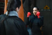 In Charlotte "Charlie" (Shaolyn Fernandez, r.) beginnt es dank Leylas (Suri Abbassi) offenen Worten zu arbeiten.