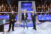 Moderator Jörg Pilawa (M.) mit den Kandidaten des Teams „Tatort“: Den Schauspielern Dietmar Bär (l.) und Klaus Behrendt (r.).