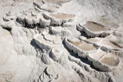 Eine weiße Wunderwelt: Kalksinterterrassen von Pamukkale, Türkei.