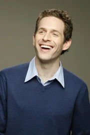 (3. Staffel) - Dennis (Glenn Howerton) ist der Zwillingsbruder von Dee und Mitbesitzer des Paddy's. Er legt besonderen Wert auf seine Kleidung und ist nach seiner eigenen Einschätzung unwiderstehlich ...