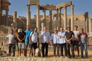 Das "Weltensaga"-Drehteam vor dem Theater in Dougga/Thugga in Tunesien