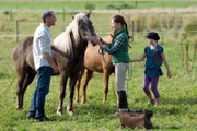 Tierarzt Philip Hansen (Heikko Deutschmann) besucht Reitstallbesitzerin Graetz (Doris Böhm) und schaut sich in Begleitung von Nelly (Jule-Marleen Schuck) die Pferde an, die das Eselchen beißen und treten.