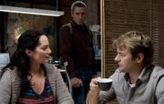 Die junge Mutter und Kommissarin Jana Winter (Natalia Wörner, l.) muss ihre durch ihr Kind verursachte Zeitnot und Dienstausfälle, vor ihren Kollegen Matthias Hamm (Ralph Herforth, M.) und Christoph Olsen (Marcus Mittermeier, r.), rechtfertigen.