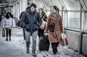 Maria (Maria Rossing) holt ihren Bruder David (Niklas Herskind) ab.
