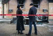 Holmes (Jonny Lee Miller, r.) und Watson (Lucy Liu, l.) untersuchen den Mord an einem professionellen Video-Game-Spieler, der vor laufender Kamera vor seinen Fans angegriffen wurde. Aber wer steckt wirklich hinter der widerwärtigen Tat?