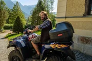 Clemens Brandner, Katis Verlobter, fährt mit seinem Quad Speedster davon.