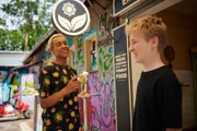 Pawel (Noel Okwanga, l.) will etwas unvergessliches machen und zieht Sirius (Niels Krommes) mit rein.