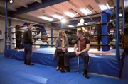 Adas Bruder Ringo Holländer (Tim Kalkhof, l.) hat Romy Heiland (Christina Athenstädt, M.) zu dem vor kurzem erblindeten Boxer Viktor Klimov (Oskar Bökelmann, r.) in die Boxhalle begleitet.