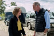 Lena Testorp (Anna von Haebler, l.) ist überrascht, als ihr Vater, Klaus Testorp (Thomas Schendel, r.), vor dem Präsidium auftaucht. Er will sie unbedingt zum Abendessen treffen und zwar mit ihrem "neuen Freund". Das kann schwierig werden.