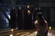Als Caroline Adams (Annabel Barrett, vorne) tot aufgefunden wird, müssen Laura und ihre Kollegen mit den Ermittlungen beginnen, um den Mörder zu fassen ...