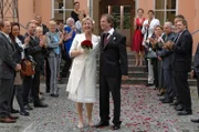 Susanne und Armin haben geheiratet und werden von ihren Gästen gefeiert. v.l.n.r.: Paloma (Maja Maneiro), Anna (Jeanette Biedermann), Susanne (Heike Jonca), Armin (Rainer Will), Katja (Karolina Lodyga), Jonas (Roy Peter Link)