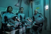 l-r: Kimi (Diana Bermudez), Lt. James Brice (Richard Fleeshman), und Felix Strickland (Pavle Jerinic)