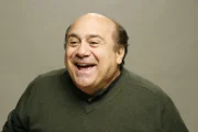 (3. Staffel) - Frank Reynolds (Danny DeVito) ist der juristische Vater von Dennis und Dee, beteuert immer nur das Beste für seine Kinder zu wollen, nutzt sie allerdings ständig aus und spannt sie für seine Zwecke ein ...