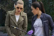 Chloe Decker (Lauren German, l.); Ella Lopez (Aimee Garcia, r.)