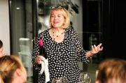 Sterneköchin Léa Linster erzählt den Landfrauen etwas über ihren Wein.
