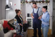 Nuray (Lilay Huser, l.) will vorfreudig zu Paco ziehen. Rechts Bambi (Ben Heinrich), Sina (Valea Scalabrino)