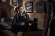 Maude (Megan Hughes) ist traurig, weil ihre Katze Mondnacht langsam aber sicher unsichtbar wird. Sie fragt Edith, ob sie ihr helfen kann, etwas dagegen zu unternehmen.