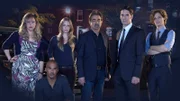 (11. Staffel) - Ein starkes Team, das jeden Serientäter zur Strecke bringt: Dr. Spencer Reid (Matthew Gray Gubler, r.), Derek Morgan (Shemar Moore, 2.v.l.), Aaron Hotchner (Thomas Gibson, 2.v.r.), David Rossi (Joe Mantegna, 3.v.r.), Jennifer 'JJ' Jareau (AJ Cook, 3.v.l.) und Penelope Garcia (Kirsten Vangsness, l.) ...