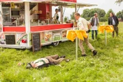 Staller (Helmfried von Lüttichau, liegend) scheint die Biowurst nicht vertragen zu haben. Wie dramatisch ist die Situation tatsächlich?
