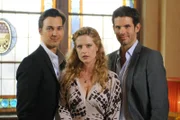 Dr. Meier (Florian David Fitz, l.) mit Alexis von Buren (Steffen Groth) auf der Geburtstagsfeier von Gretchen Haase (Diana Amft).